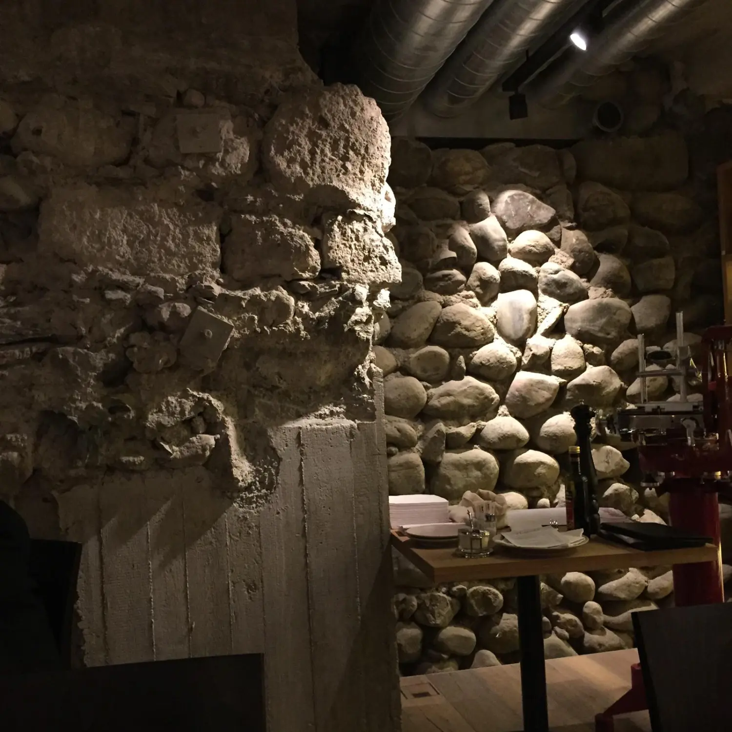 Zwego GmbH – eine Steinmauer, davor ein gedeckter Tisch zum Essen.