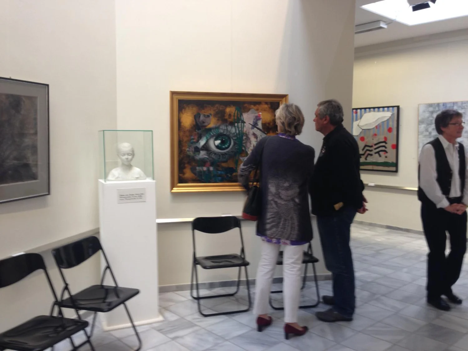 Zwego GmbH - Menschen betrachten Gemälde in einer Kunstgalerie