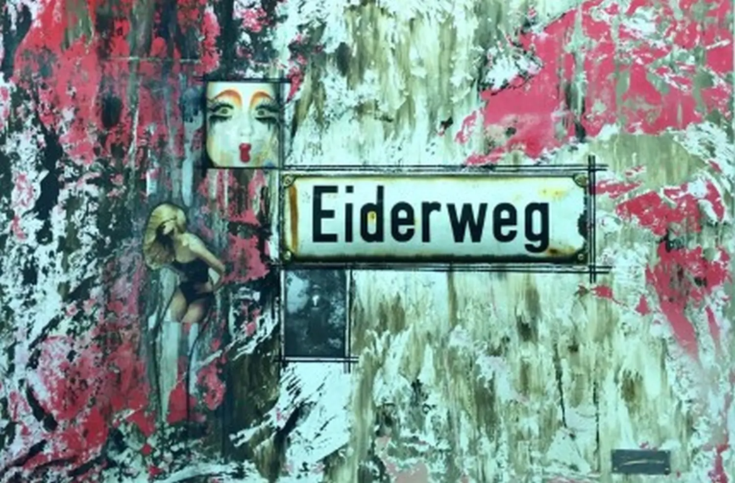 Zwego GmbH – Gemälde mit dem Wort „Eiderweg“ auf einem rechteckigen Schild mit einem Hintergrund aus weißen, schwarzen und roten abstrakten Texturen